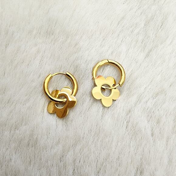 NEW Elegant Gold Clover Flower Huggie Hoop Earrings - Picture 4 of 12